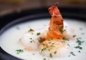 Blumenkohl-Weissweinsuppe mit Seafood