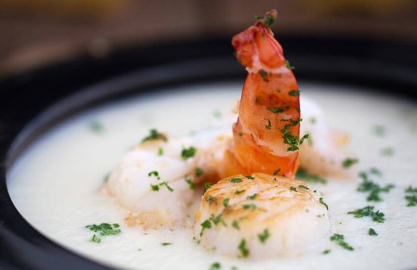 Blumenkohl-Weissweinsuppe mit Seafood