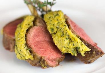 Lammkarreebraten mit Kräuterkruste