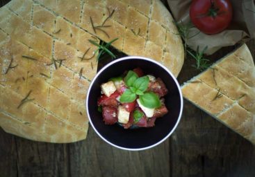 Focaccia mit Tomatenmozzarella-Salat