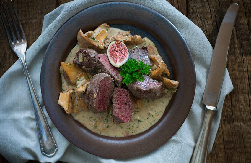 Rehschnitzel an Eierschwämmlisauce