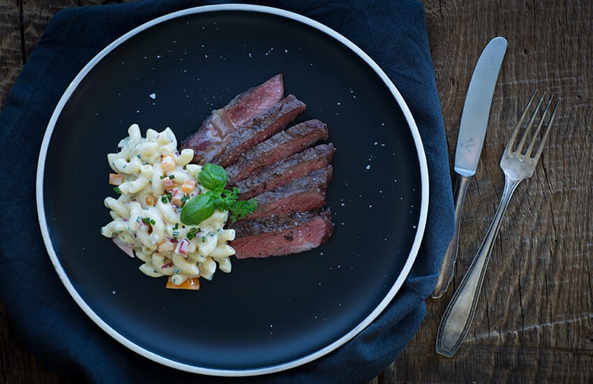 Steak mit Hörnlisalat