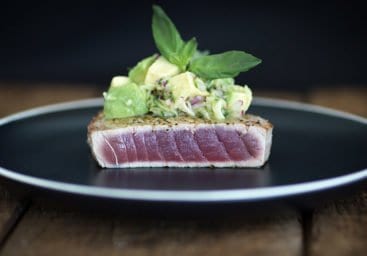 Thunfisch-Steak mit Avocadosalat