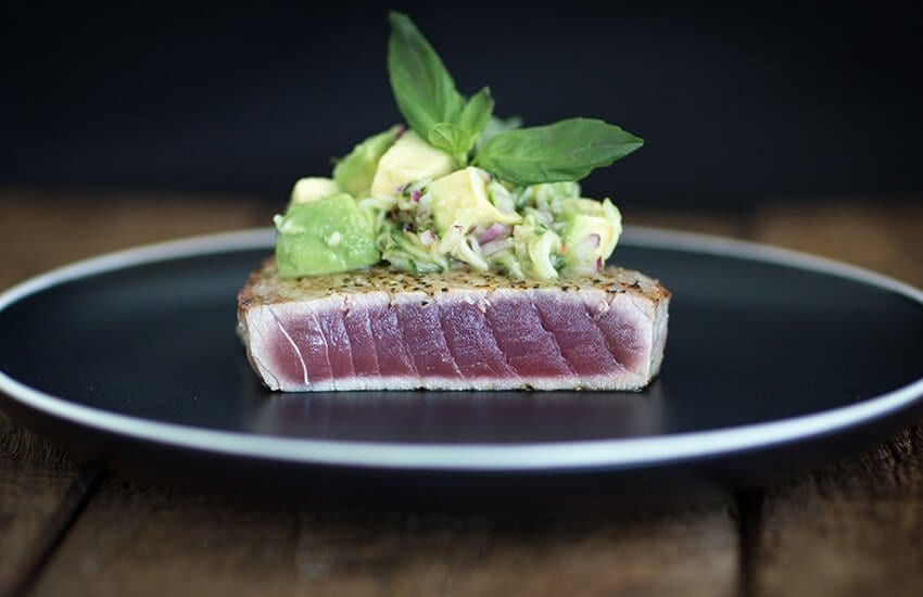 Thunfisch-Steak mit Avocadosalat