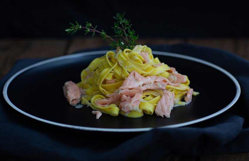 Safran-Tagliatelle mit Rauchlachssauce